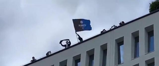 开云体育官网-张康阳挥舞国际米兰旗帜:感谢父亲,感谢莫拉蒂